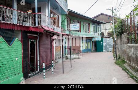 Hotel chiusi e strade vuote durante il blocco in Kashmir. Foto Stock