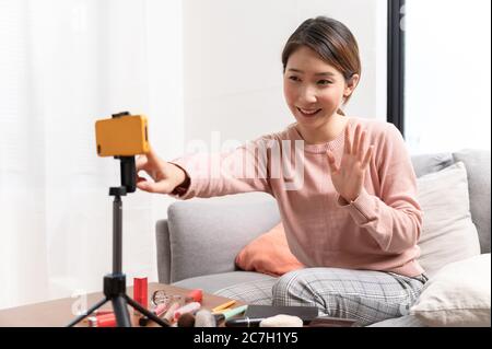 Asian woman blogger live Steam video di trucco cosmetico a casa influencer online sul concetto di social media Foto Stock