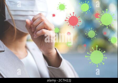 Giovane uomo d'affari che indossa una maschera chirurgica evitare il coronavirus o COVID-19 mentre si cammina in pubblico Foto Stock
