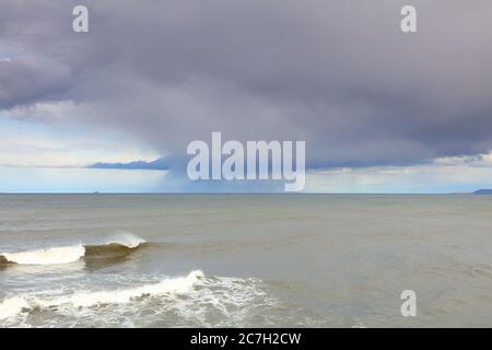 Tempesta nuvole sul mare con un cannone in primo piano, Hartlepool, County Durham, Inghilterra, Regno Unito. Foto Stock