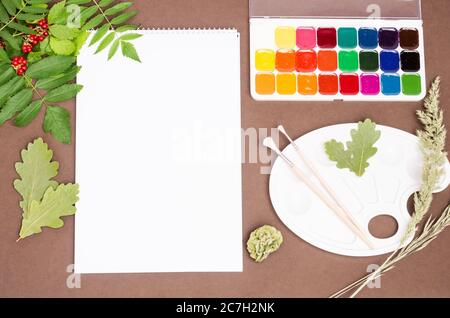 Ritorno a scuola: Composizione di forniture scolastiche con spazio di copia su sfondo marrone Foto Stock