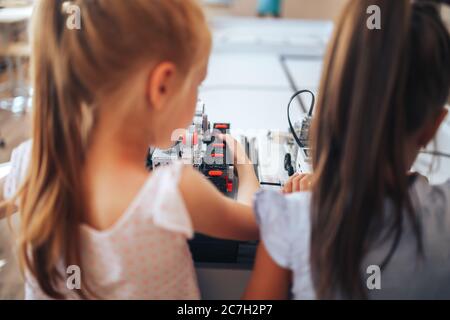 Due studentesse studiano in una classe robotica, assemblano un costruttore di robot Foto Stock