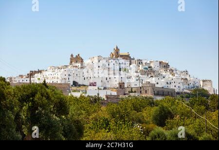 Ostuni, Italia - 14 agosto 2014: Vista panoramica della città bianca e antica di Ostuni su una collina e con la cattedrale in cima. Foto Stock