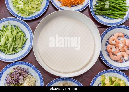 Carta di riso e ingredienti per la produzione di involtini primaverili vietnamiti Foto Stock