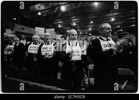 CAMPAGNA elettorale presidenziale AMERICANA 1988 Bob Dole candidato repubblicano sulla pista di campagna durante le Primaries del New Hampshire nel febbraio 1988 Robert Joseph Dole (sopportato il 22 luglio 1923) è un politico pensionato americano, Statista,[3] e avvocato che rappresentava il Kansas nella Camera dei rappresentanti degli Stati Uniti dal 1961 al 1969 e nel Senato degli Stati Uniti dal 1969 al 1996, in qualità di leader repubblicano del Senato degli Stati Uniti dal 1985 al 1996. Era il candidato presidenziale repubblicano alle elezioni del 1996 e il vice candidato presidenziale del partito alle elezioni del 1976. Foto Stock