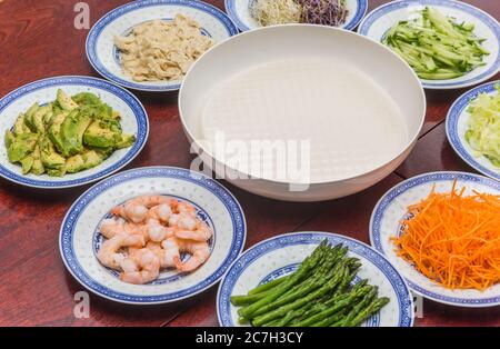 Carta di riso e ingredienti per la produzione di involtini primaverili vietnamiti Foto Stock