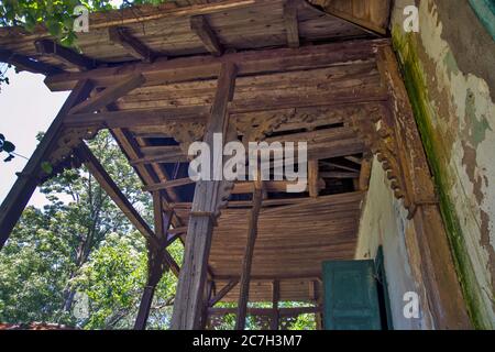 Triste vecchia casa di montagna abbandonata nelle colline e nella foresta. Oggi serve a proteggere i turisti dalla tempesta che li ha sorpresi. Foto Stock