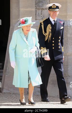 La regina Elisabetta II arriva per presentare il capitano Sir Thomas Moore con la sua cavallerezza alla cerimonia al Castello di Windsor. Foto Stock