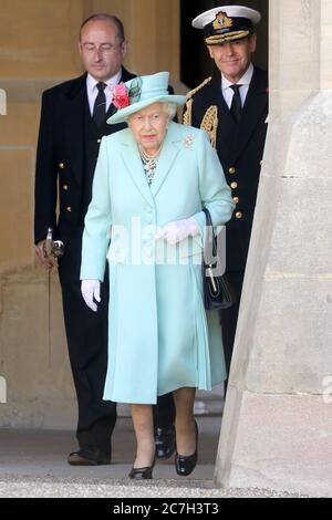 La regina Elisabetta II arriva per presentare il capitano Sir Thomas Moore con la sua cavallerezza alla cerimonia al Castello di Windsor. Foto Stock