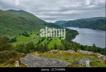 Helvellyn, Thirlspot e Thirlmere visti da Great How, Thirlmere, Lake District, Cumbria Foto Stock