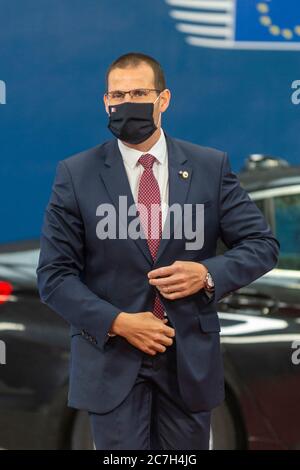 (200717) -- BRUXELLES, 17 luglio 2020 (Xinhua) -- il primo ministro maltese Robert Abela arriva per una riunione speciale del Consiglio europeo presso la sede dell'UE a Bruxelles, 17 luglio 2020. L'UE tiene una riunione speciale del Consiglio europeo sul prossimo bilancio a lungo termine dell'UE e sul pacchetto di ripresa in risposta alla crisi COVID-19 di venerdì e sabato. (Unione europea/Handout via Xinhua) credito: Xinhua/Alamy Live News Foto Stock
