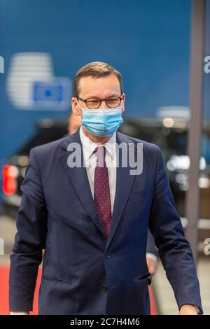(200717) -- BRUXELLES, 17 luglio 2020 (Xinhua) -- il primo ministro polacco Mateusz Morawiecki arriva per una riunione speciale del Consiglio europeo presso la sede dell'UE a Bruxelles, il 17 luglio 2020. L'UE tiene una riunione speciale del Consiglio europeo sul prossimo bilancio a lungo termine dell'UE e sul pacchetto di ripresa in risposta alla crisi COVID-19 di venerdì e sabato. (Unione europea/Handout via Xinhua) credito: Xinhua/Alamy Live News Foto Stock