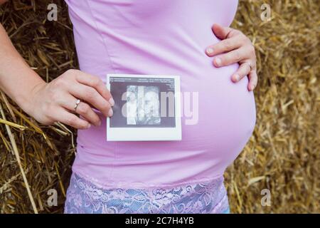 la gravidanza è uno dei periodi più belli della vita di una donna Foto Stock