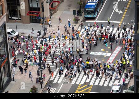 I marchers 'Tax the Rich' partecipano a una dimostrazione, Midtown Manhattan, New York City, USA Foto Stock