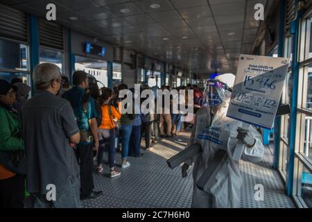 Giacarta, Giacarta, Indonesia. 17 luglio 2020. Un dipendente che indossa un equipaggiamento protettivo come precauzione contro il nuovo coronavirus ha un banner che mostra informazioni sul virus e su quelli infetti presso la stazione centrale di Harmoni a Giacarta, Indonesia, il 17 luglio 2020. Secondo il funzionario del ministero della sanità, i casi COVID-19 in Indonesia sono saliti di 1,462 in un giorno a 83,130, con il numero di morti che si è aggiunto di 84 a 3,957. Nelle ultime 24 ore, nove province hanno registrato un numero elevato di casi. Credit: Afriadi Hikmal/ZUMA Wire/Alamy Live News Foto Stock