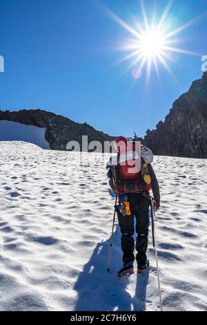 Europa, Austria, Tirolo, Alpi di Ötztal, Ötztal, Vent, alpinisti che salgono il Kesselwandferner fino al Fluchtkogel Foto Stock