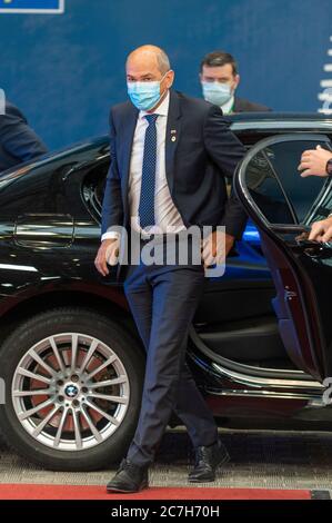 (200717) -- BRUXELLES, 17 luglio 2020 (Xinhua) -- il primo ministro sloveno Janez Jansa arriva per una riunione speciale del Consiglio europeo presso la sede dell'UE a Bruxelles, 17 luglio 2020. L'UE tiene una riunione speciale del Consiglio europeo sul prossimo bilancio a lungo termine dell'UE e sul pacchetto di ripresa in risposta alla crisi COVID-19 di venerdì e sabato. (Unione europea/Handout via Xinhua) credito: Xinhua/Alamy Live News Foto Stock