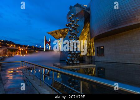 Europa, Spagna, Paesi Baschi, Provincia di Vizcaya, Bilbao, Museo Guggenheim Bilbao in serata Foto Stock