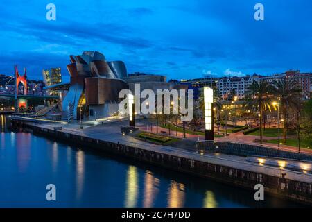 Europa, Spagna, Paesi Baschi, Provincia di Vizcaya, Bilbao, Museo Guggenheim Bilbao in serata Foto Stock