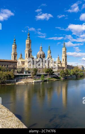 Europa, Spagna, Aragona, Saragozza, vista dal ponte di pietra alla Catedral-Basílica de Nuestra Señora del Pilar sull'Ebro Foto Stock