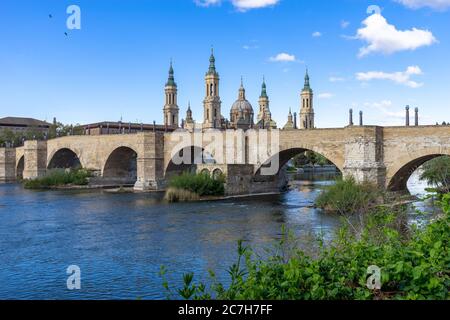 Europa, Spagna, Aragona, Saragozza, vista della Catedral-Basílica de Nuestra Señora del Pilar dietro il ponte di pietra Foto Stock