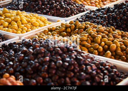 Fuoco selettivo di diversi tipi di olive in Turchia Foto Stock