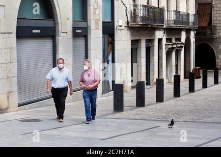 Due uomini che indossano maschere a Gerona, Spagna. Foto Stock