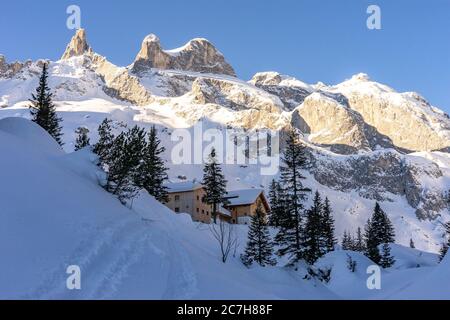 Europa, Austria, Vorarlberg, Montafon, Rätikon, Gauertal, Lindauer capanna di fronte a Drusenfluhgruppe con le tre torri Foto Stock