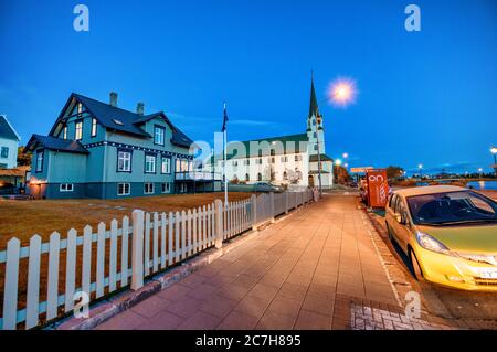 REYKJAVIK, ISLANDA - 10 AGOSTO 2019: Belle case lungo il lago Tjornin di notte. Foto Stock