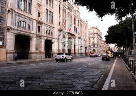 Vista del palazzo del Municipio in via Roma a Cagliari, Italia Foto Stock