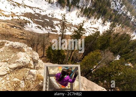 Europa, Austria, Tirolo, Tirolo Orientale, Lienz, madre e figlio guardano in basso dalla piattaforma di osservazione sul Dolomitenhütte Foto Stock