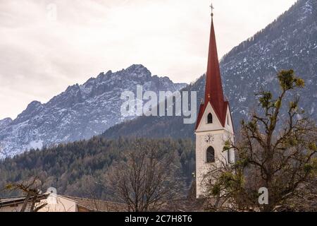 Europa, Austria, Tirolo, Tirolo Orientale, Lienz, torre della chiesa sullo sfondo di una montagna a Lienz, nel Tirolo Orientale Foto Stock