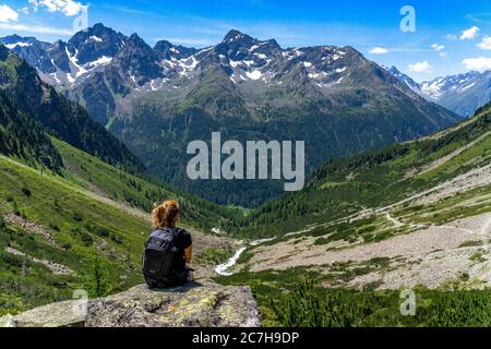 Europa, Austria, Tirolo, Alpi di Ötztal, Ötztal, Gries im Sulztal, Winnebachsehütte, escursionista gode della vista del Sulztalkamm Foto Stock