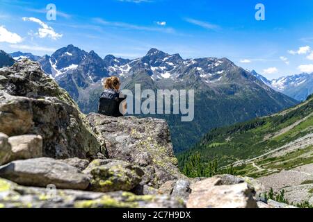 Europa, Austria, Tirolo, Alpi di Ötztal, Ötztal, Gries im Sulztal, Winnebachsehütte, escursionista gode della vista del Sulztalkamm Foto Stock