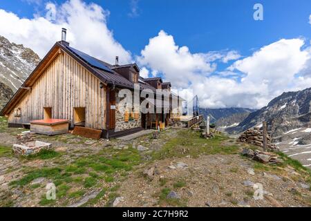 Europa, Austria, Tirolo, Alpi Ötztal, Pitztal, Plangeroß, Kaunergrathütte in una giornata estiva soleggiata Foto Stock