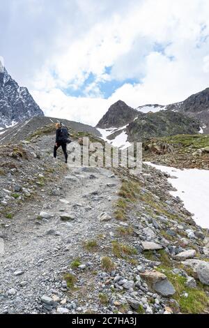 Europa, Austria, Tirolo, Alpi Ötztal, Pitztal, Plangeross, escursionista in salita fino al Kaunergrathütte Foto Stock