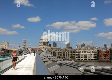 Londra, Regno Unito. 17 luglio 2020. Meno del solito si gode il tempo soleggiato sul Millennium Bridge vicino alla Cattedrale di St Paul. Il sole e le temperature calde sono fissati per continuare nel fine settimana. Credit: Imageplotter/Alamy Live News Foto Stock