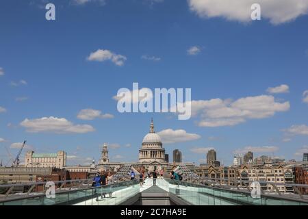 Londra, Regno Unito. 17 luglio 2020. Meno del solito si gode il tempo soleggiato sul Millennium Bridge vicino alla Cattedrale di St Paul. Il sole e le temperature calde sono fissati per continuare nel fine settimana. Credit: Imageplotter/Alamy Live News Foto Stock