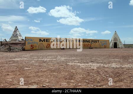 Due copie di teepee stand presso le rovine di Meteor City Trading Post, Arizona, America, Stati Uniti - Route 66 2015 Foto Stock