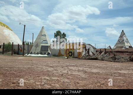 Due repliche di teepee stand alle rovine di Meteor City Trading Post, Arizona, America, USA - 2015 Foto Stock