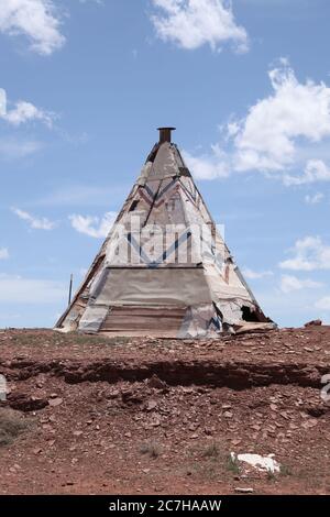 Una vecchia replica Teepee si erge contro il cielo blu alle rovine Meteor City Trading Post, Arizona, America, USA - Route 66 2015 Foto Stock