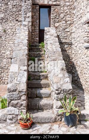 Una stradina tra le vecchie case di un borgo medievale di Riardo Italia Foto Stock