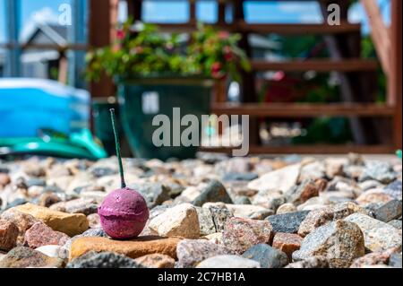 Vista a basso di una bomba fumante accesa e fumo sparato fuori dalla parte superiore Foto Stock