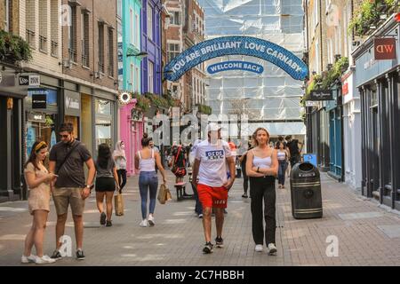 Londra, Regno Unito. 17 luglio 2020. Gli amanti dello shopping tornano a Carnaby Street, ma la zona sembra ancora più tranquilla del solito, nonostante l'accogliente cartello di benvenuto. Il West End sta lentamente diventando più affollato mentre la gente torna a negozi e parchi nel centro di Londra sotto il sole. Credit: Imageplotter/Alamy Live News Foto Stock