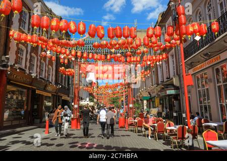 Londra, Regno Unito. 17 luglio 2020. I ristoranti di China Town di Londra hanno messo su più posti a sedere all'aperto per attrarre i clienti alle loro aziende. Il West End sta lentamente diventando più affollato mentre la gente torna a negozi e parchi nel centro di Londra sotto il sole. Credit: Imageplotter/Alamy Live News Foto Stock