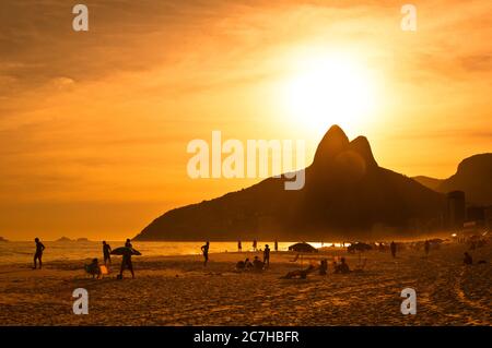 Tramonto caldo sulla spiaggia di Ipanema, Rio de Janeiro, Brasile Foto Stock