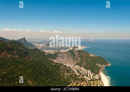 Rio de Janeiro Vista aerea con Oceano, Montagne, aree urbane Foto Stock