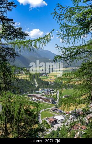 Europa, Austria, Tirolo, Alpi di Ötztal, Ötztal, vista dalla foresta di montagna fino a Längenfeld nel Ötztal Foto Stock