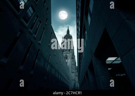 Germania, Cattedrale di Francoforte o Frankfurter Dom di notte con luce sulla luna a Francoforte sul meno in Germania Foto Stock