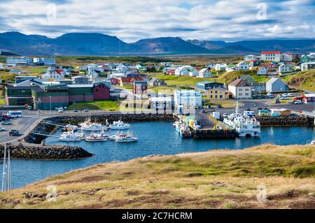 STYKISHOLMUR, ISLANDA - 9 AGOSTO 2019: Stykisholmur belle case in un pomeriggio estivo soleggiato. Foto Stock